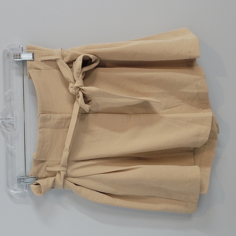 BACIO High Waist Cream Belted Pleated Shorts Size Medium Women's